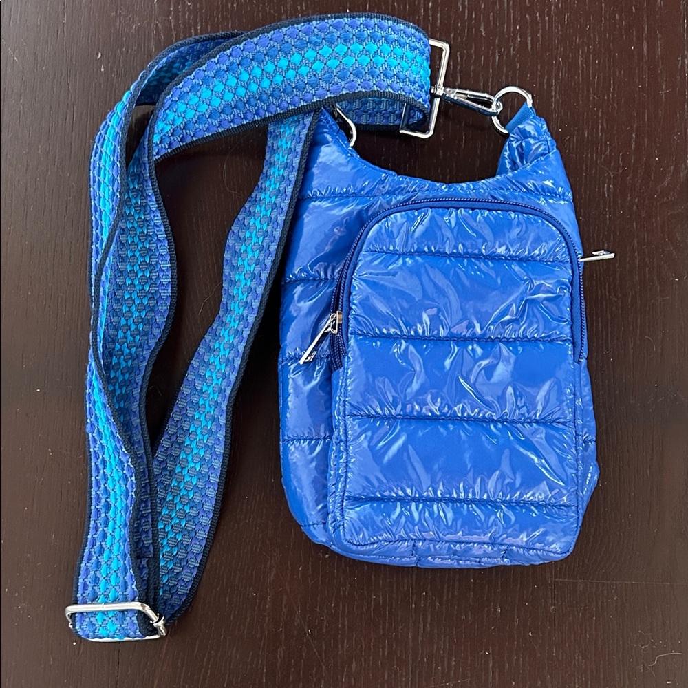 Stylish blue quilted water bottle bag. Colorful strap.